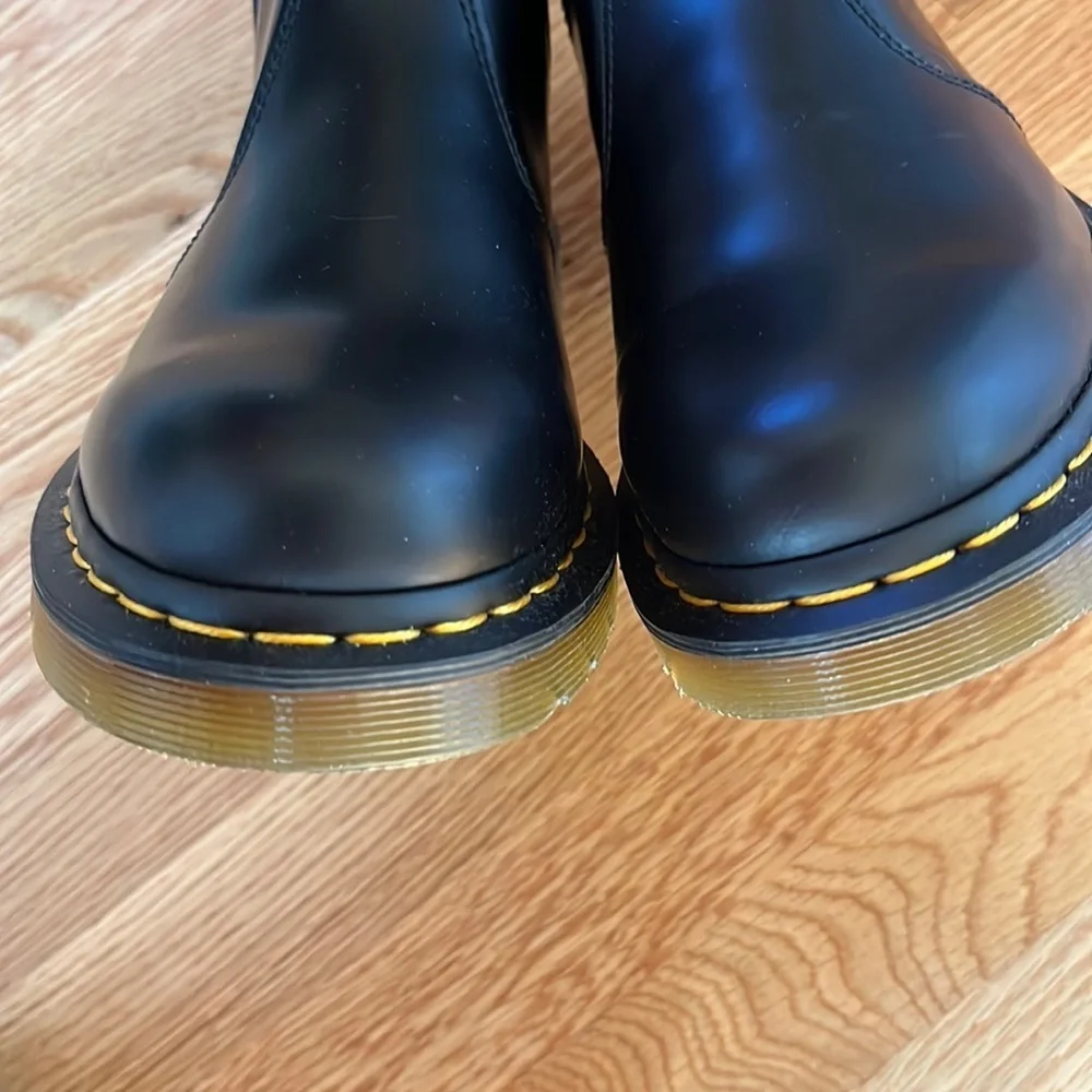 NWT Dr Martens Smooth Leather Chelsea Boots Size 8